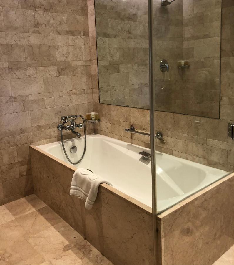 Premier Zimmer mit Stadtblick und 1+1 Happy Hour von 17:00 bis 19:00 Uhr im 6 degrees mit ausgewählten Marken