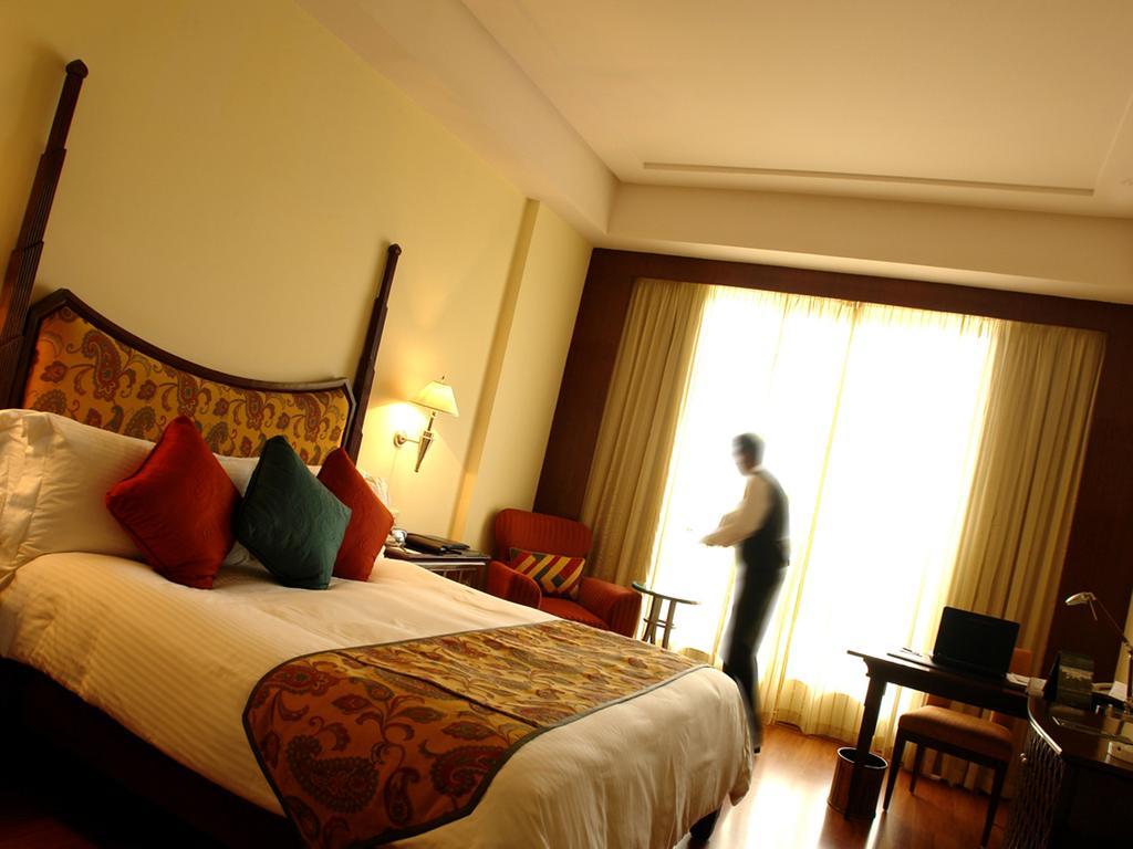 Lalit Executive Suite, King Bed (Enjoy Happy Hours with 1+1 offer on Alcoholic Beverages, Soft Beverages),1442560276:JPEG