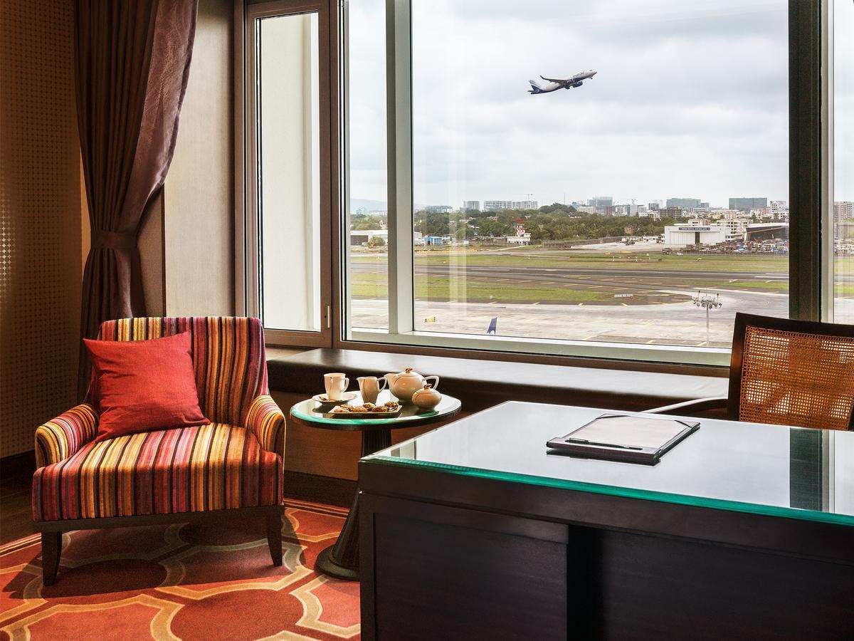 Taj Club Zimmer mit Blick auf die Landebahn, Kingsize-Bett, Frühstück, Nachmittagstee und abendlichen Cocktailstunden