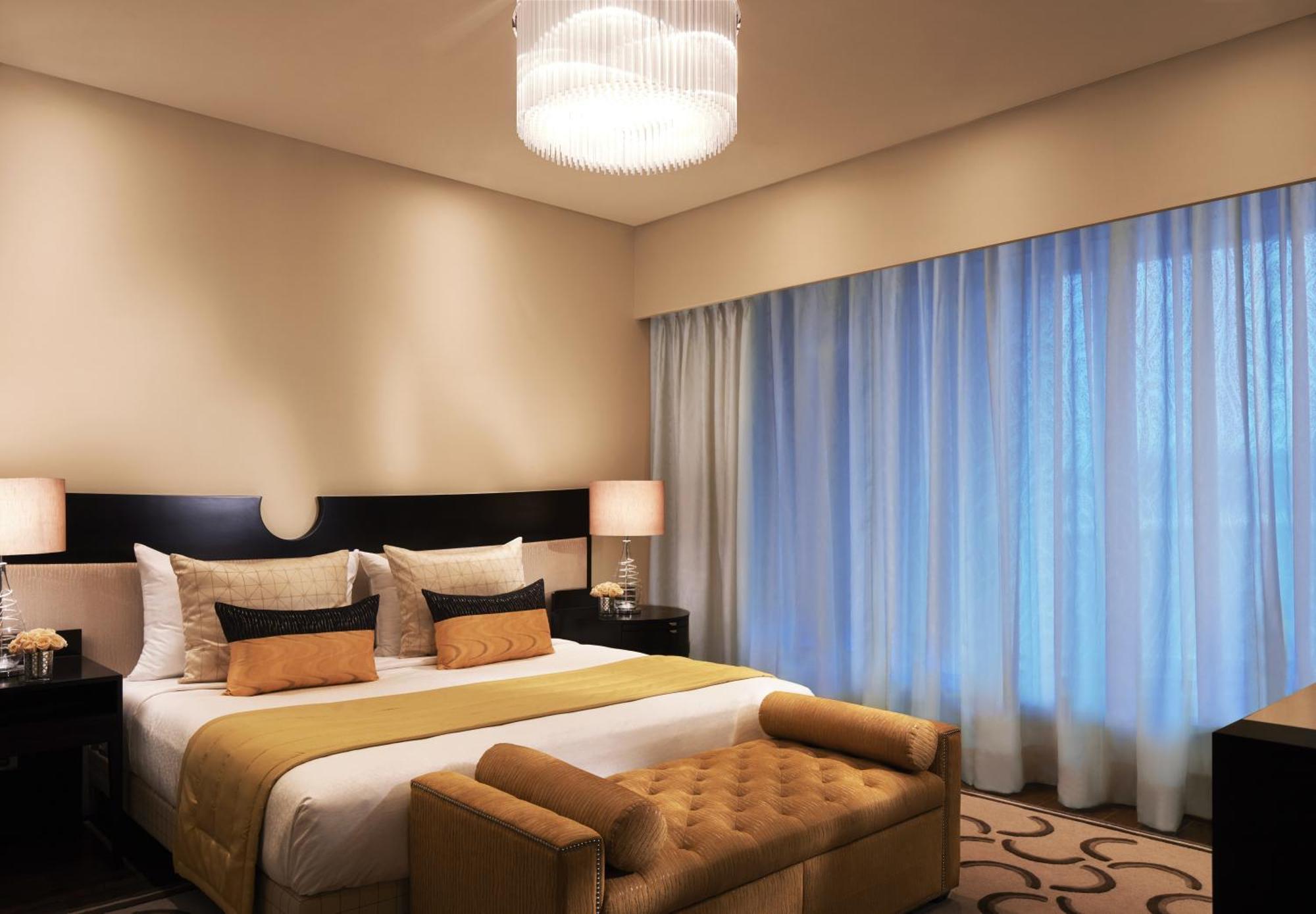 Luxuriöses Zimmer mit Badewanne und Blick auf die Fassade